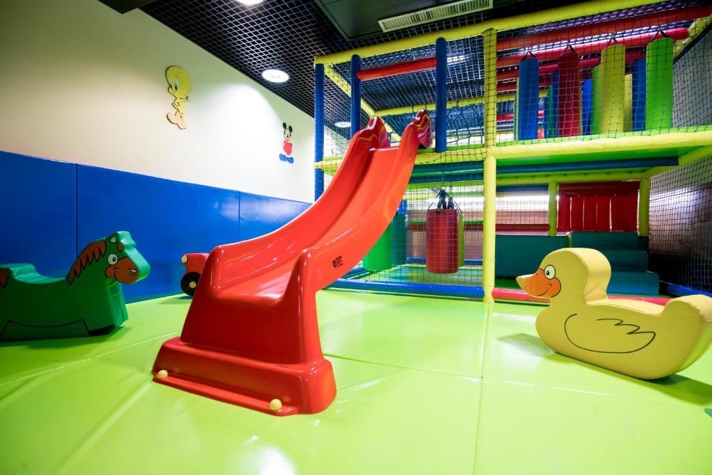 Font DArgent Canillo  Facilities  Playground 4