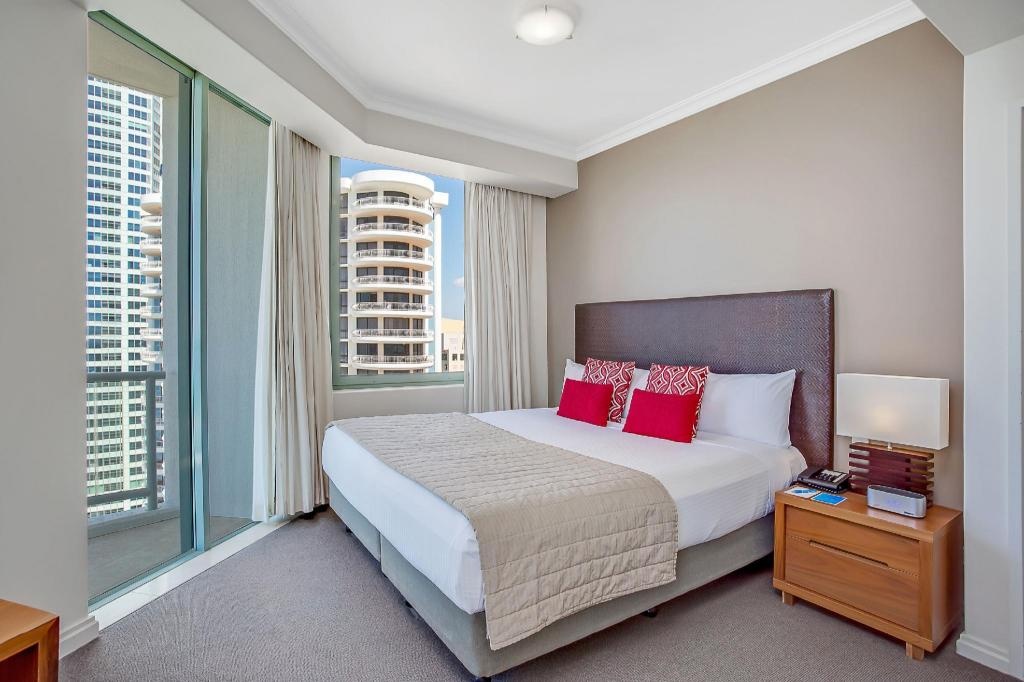 Mantra Legends Surfers Paradise  Rooms  Deluxe Studio Guestroom 2