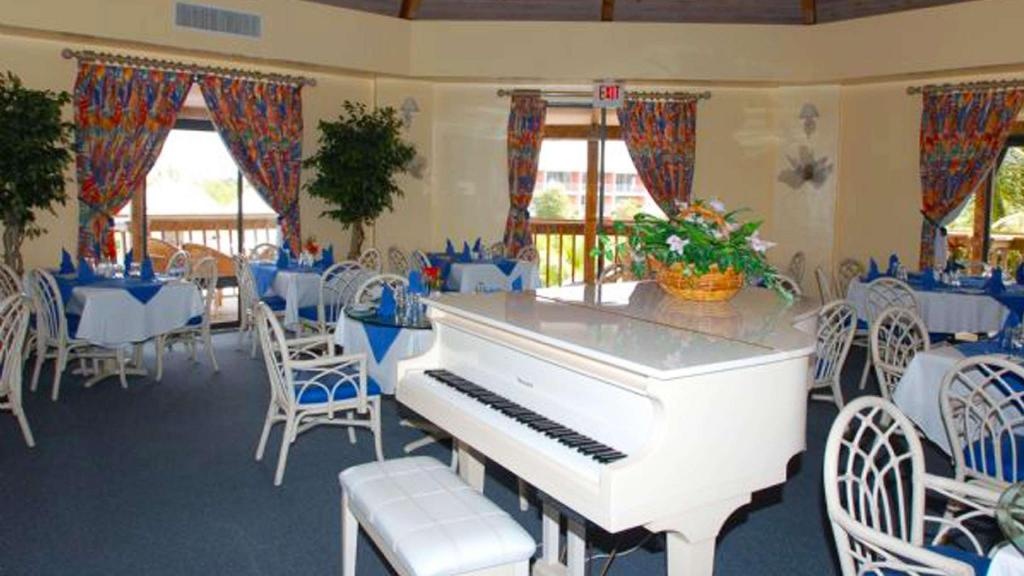 Running Mon Sunrise Resort And Marina  Dining  Restaurant 1
