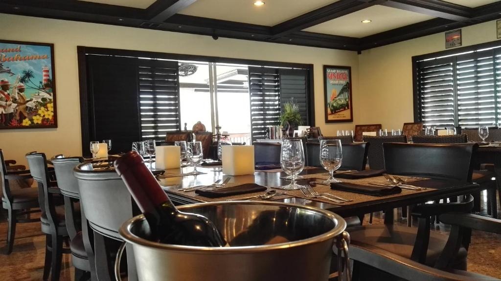 Dolphin Cove  Dining  Restaurant 3