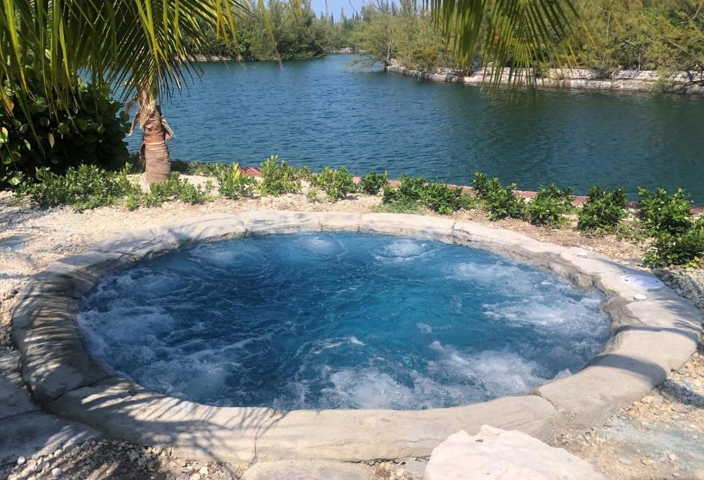 Dolphin Cove  Facilities  Hot Tub 6
