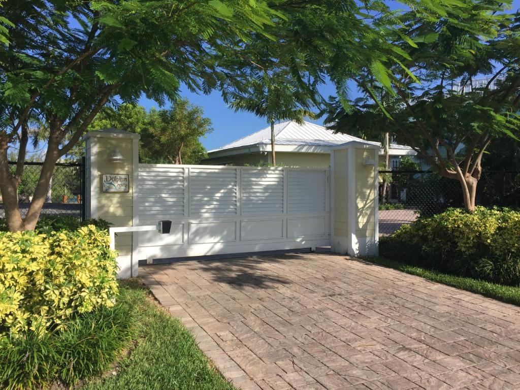 Dolphin Cove  Property Views  Entrance 23