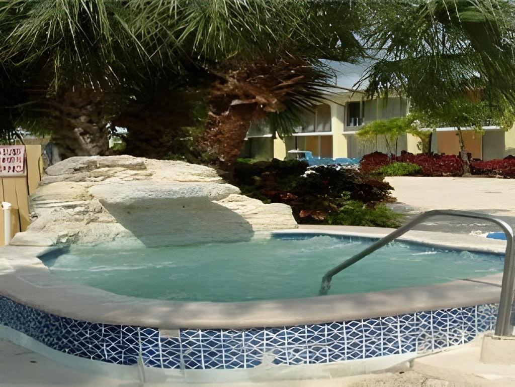Royal Islander Hotel  Facilities  Hot Tub 6