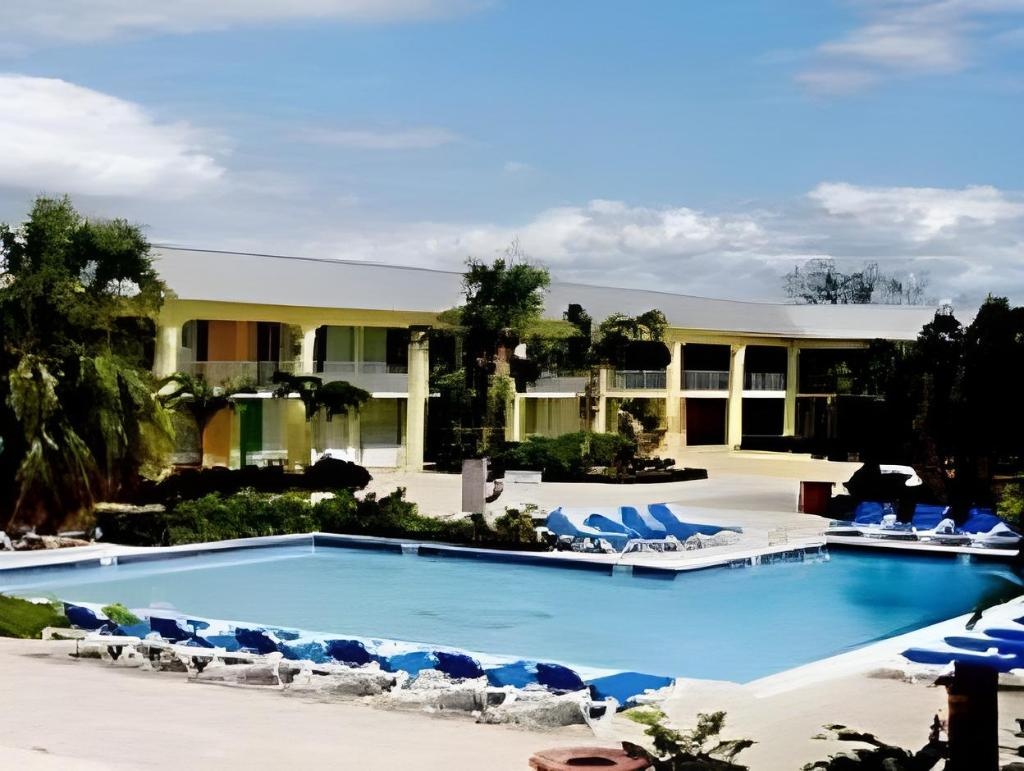 Royal Islander Hotel  Facilities  Swimming Pool 9