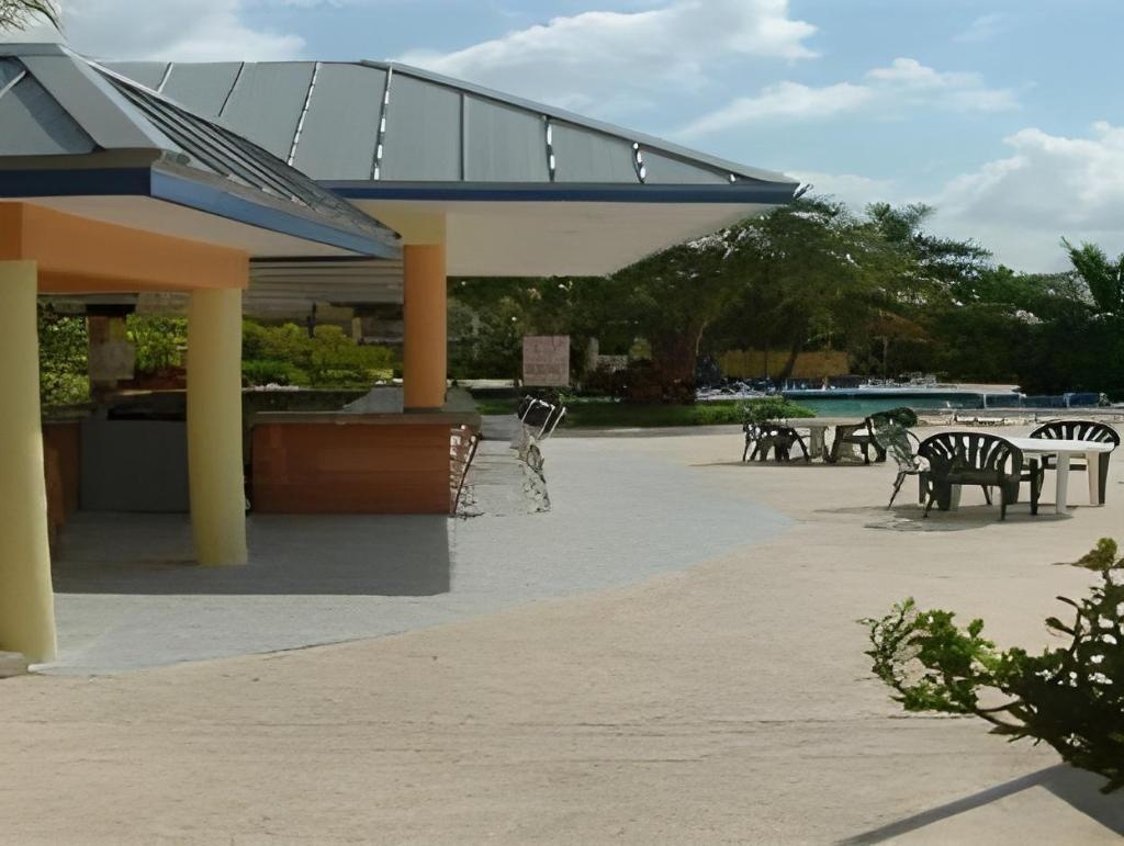 Royal Islander Hotel  Property Views  Exterior View 13
