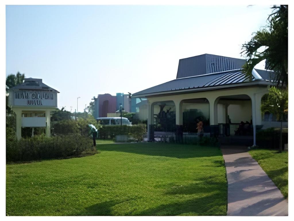 Royal Islander Hotel  Property Views  Exterior View 27