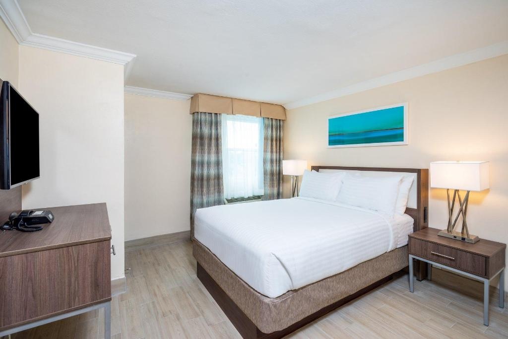 Holiday Inn Express Suites Nassau By IHG  Rooms  1 Bedroom Accessible Roll In Shower Non Smoking Suite Room 10