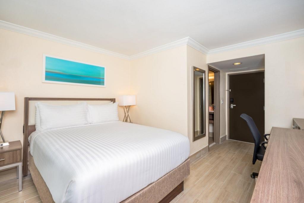 Holiday Inn Express Suites Nassau By IHG  Rooms  1 Bedroom View Non Smoking 6
