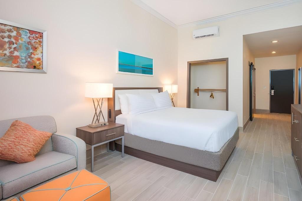 Holiday Inn Express Suites Nassau By IHG  Rooms  Rooms Image 5 5