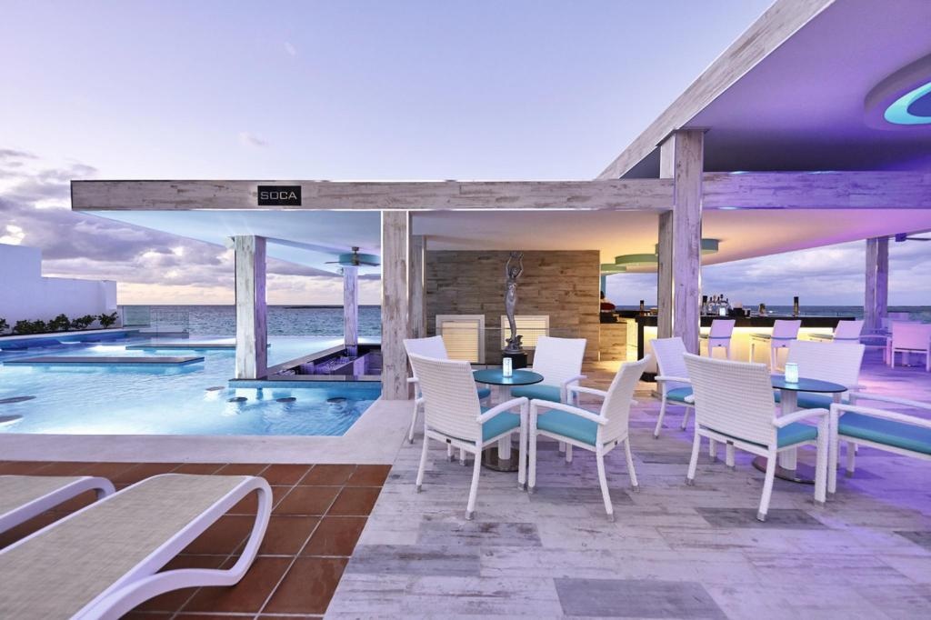 Riu Palace Paradise Island Adults Only All Inclusive  Facilities  Poolside Bar 1