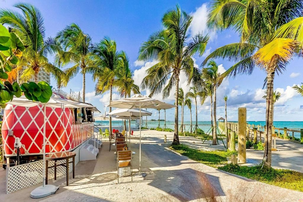 Grand Hyatt Baha Mar  Facilities  Poolside Bar 1