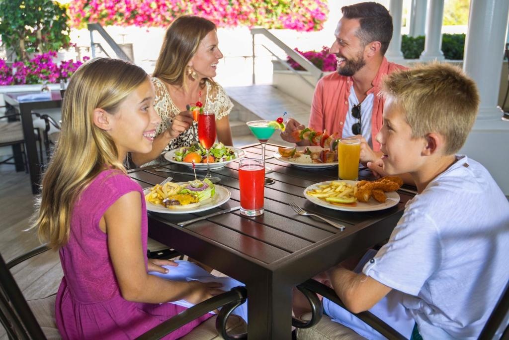 Comfort Suites Paradise Island  Dining  Food And Beverages 11