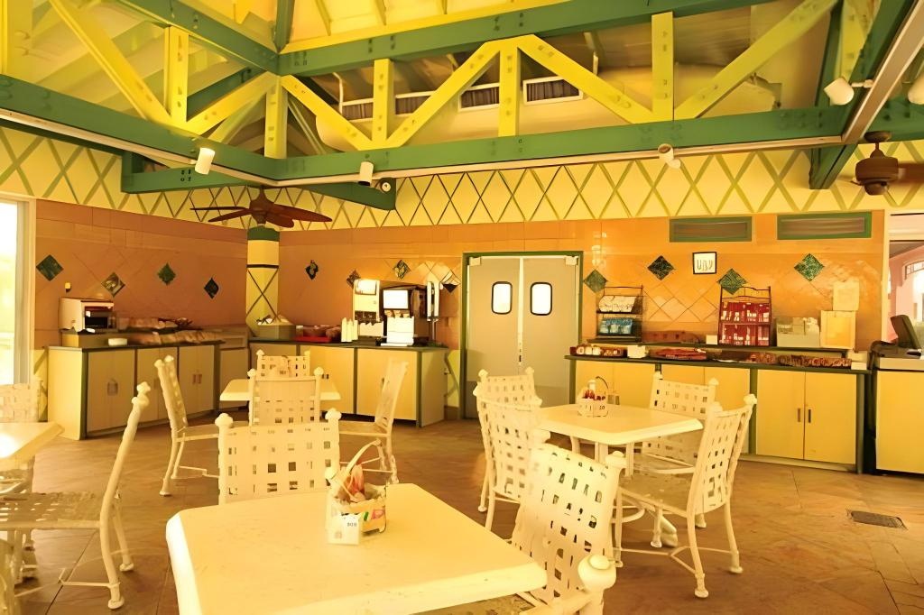Comfort Suites Paradise Island  Dining  Dining Image 9 9
