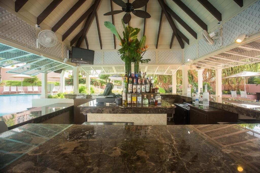 Comfort Suites Paradise Island  Facilities  Barlounge 14