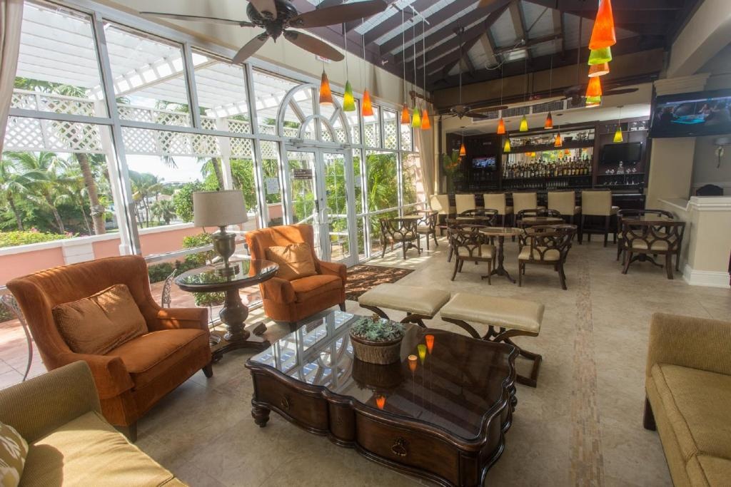Comfort Suites Paradise Island  Facilities  Barlounge 19