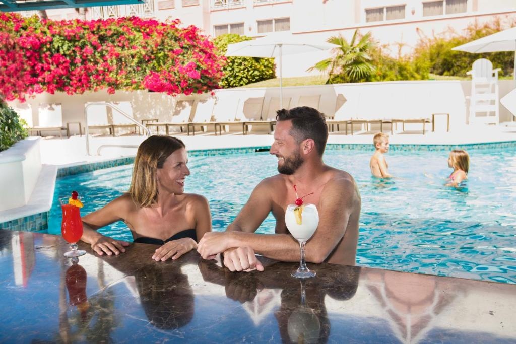 Comfort Suites Paradise Island  Facilities  Swimming Pool 10
