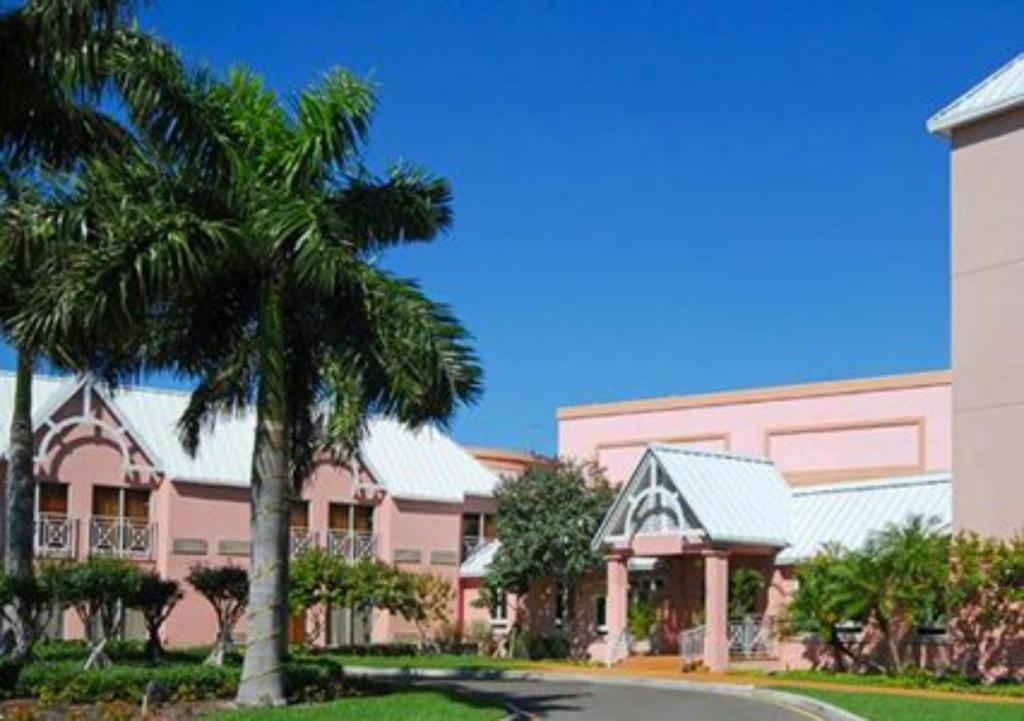 Comfort Suites Paradise Island  Property Views  Exterior View 7