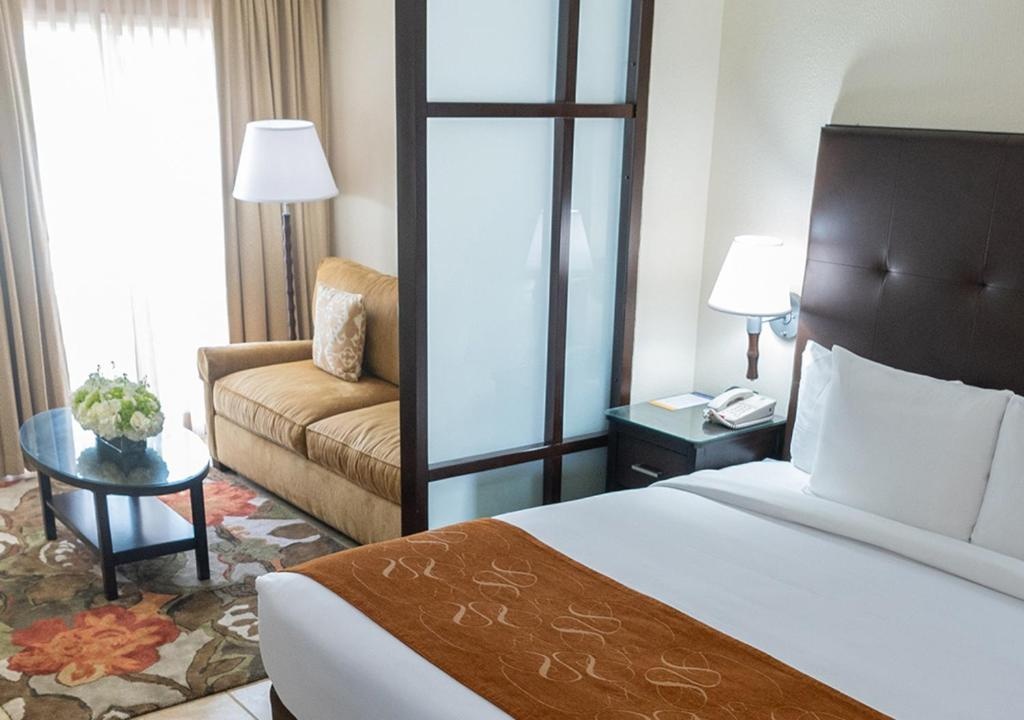 Comfort Suites Paradise Island  Rooms  Rooms Image 12 12