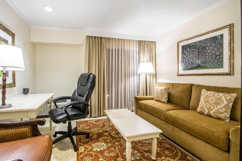 Comfort Suites Paradise Island  Rooms  Rooms Image 14 14