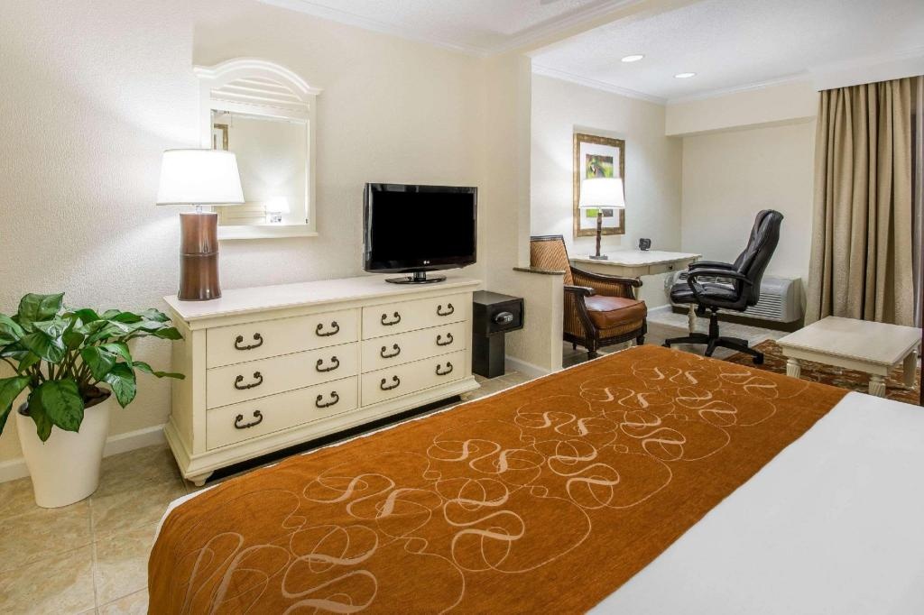 Comfort Suites Paradise Island  Rooms  Rooms Image 15 15