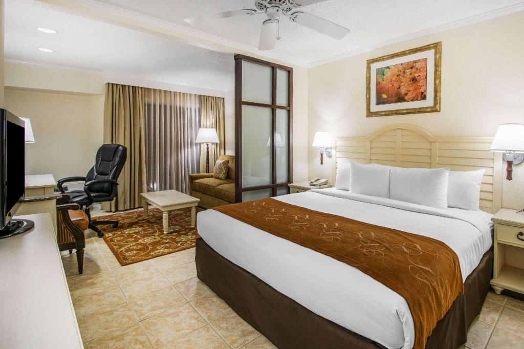 Comfort Suites Paradise Island  Rooms  Rooms Image 1 1