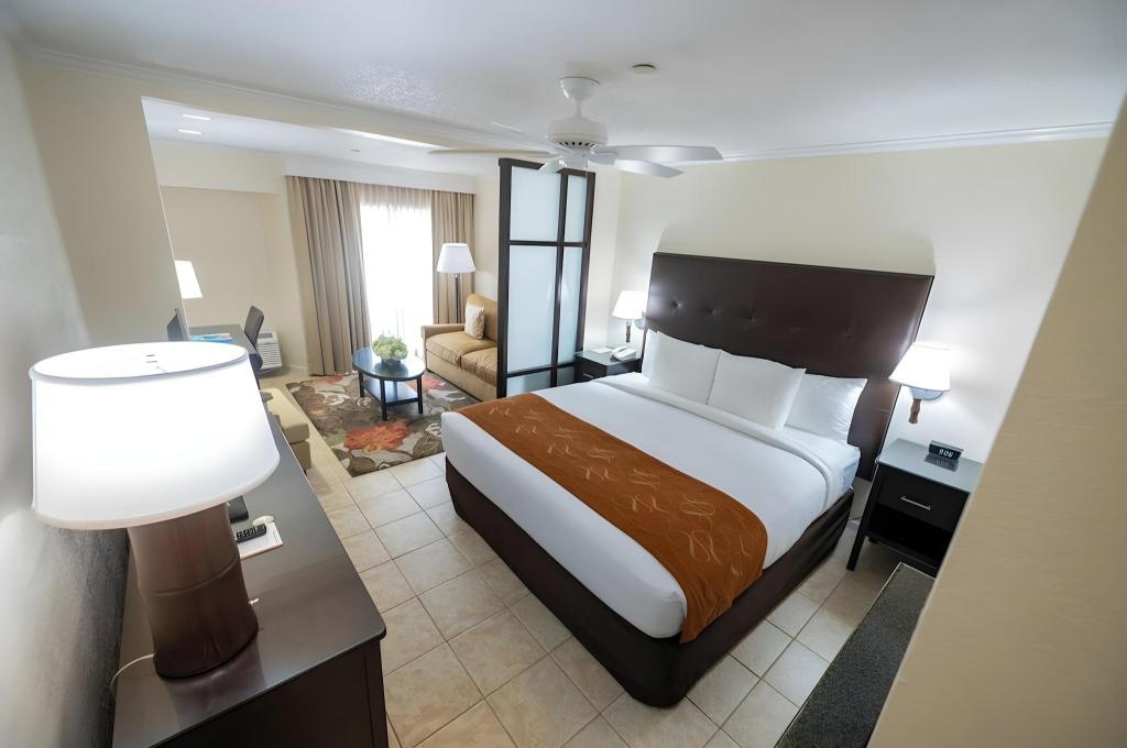 Comfort Suites Paradise Island  Rooms  Rooms Image 2 2