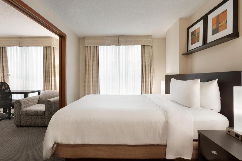 Embassy Suites By Hilton Downtown Montreal  Rooms  2 Room Suite With 1 Queen Bed Mobility Accessible Bed 5