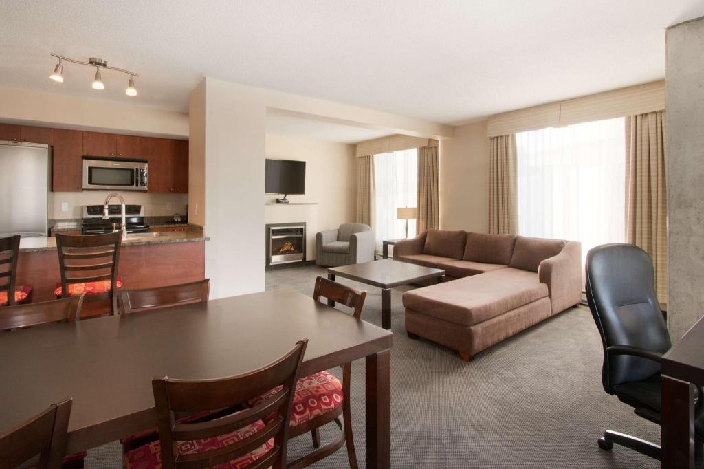 Embassy Suites By Hilton Downtown Montreal  Rooms  Presidential Premium Suite With 1 King Bed Guestroom 9