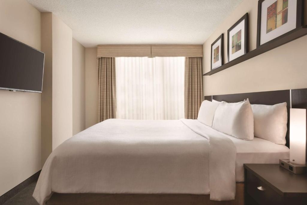 Embassy Suites By Hilton Downtown Montreal  Rooms  Rooms Image 14 14