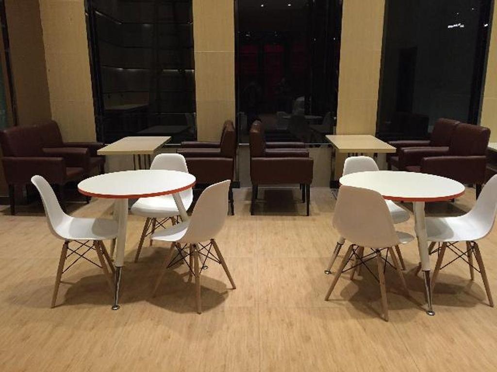 7 Days Inn Premium Foshan Lecong Furniture Mall Branch  Dining  Restaurant 1