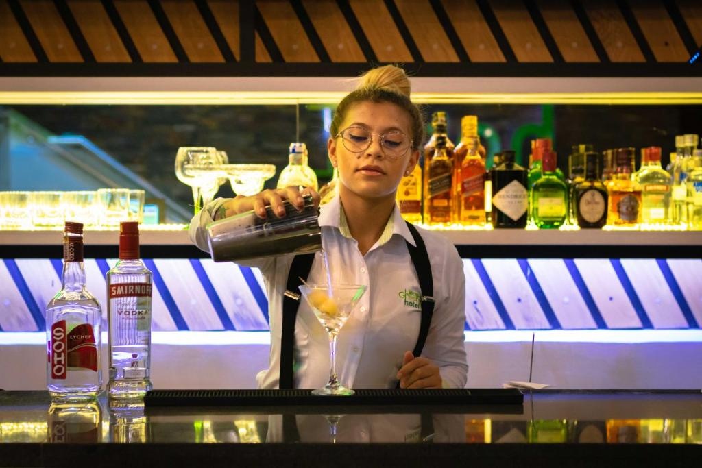 Lleras Green Hotel  Facilities  Barlounge 10