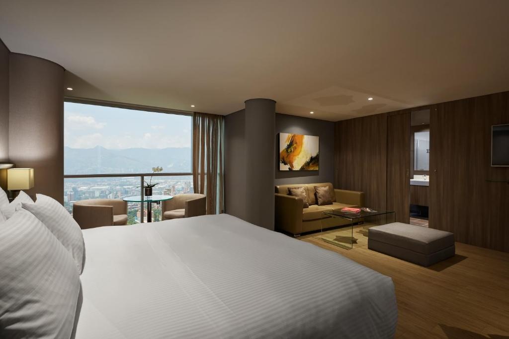 Binn Hotel  Rooms  Junior Suite Deluxe City View 1