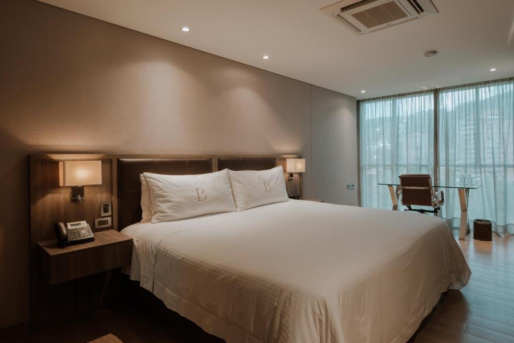 Binn Hotel  Rooms  Superior King Room 10