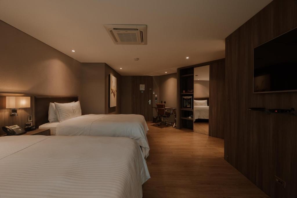 Binn Hotel  Rooms  Superior Twin Room 5