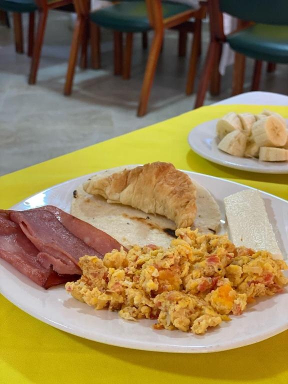 Hotel Laureles 70  Dining  Food And Beverages 1