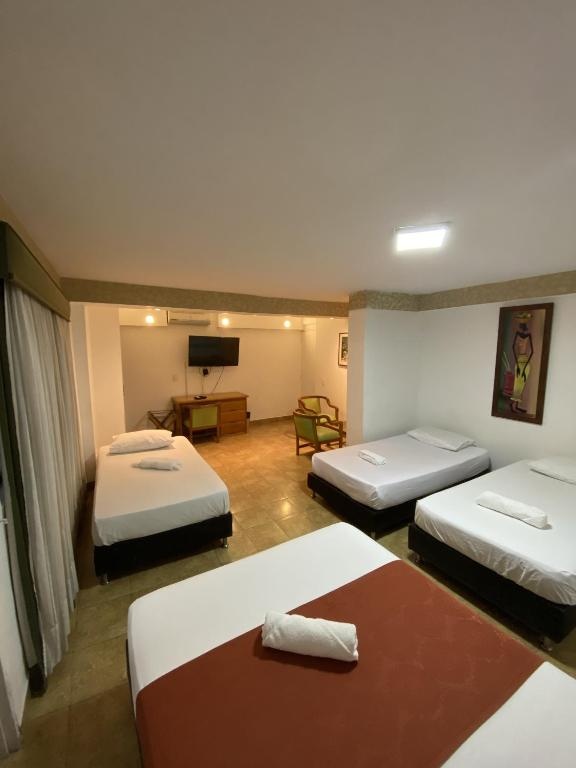 Hotel Laureles 70  Rooms  Standard Family Room 5