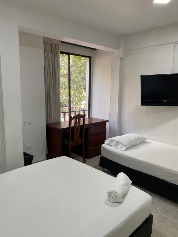 Hotel Laureles 70  Rooms  Standard Triple Room 8
