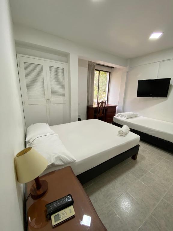 Hotel Laureles 70  Rooms  Standard Triple Room 9