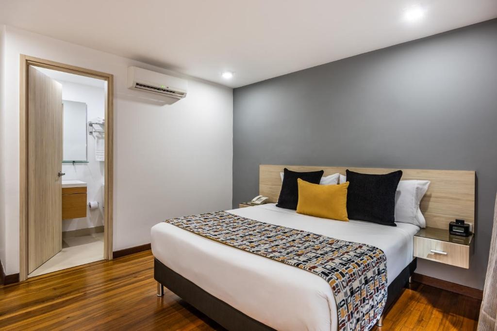 Hotel Asturias Medellin  Rooms  Superior Queen Room 4