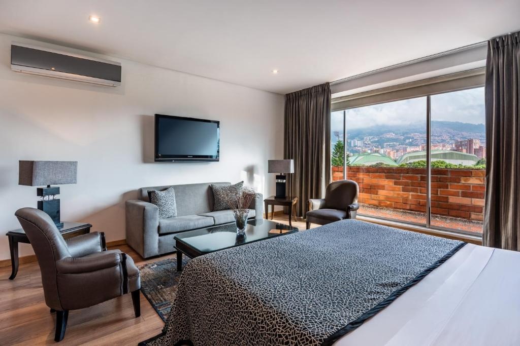 Hotel Egina Medellin  Facilities  Balconyterrace 5