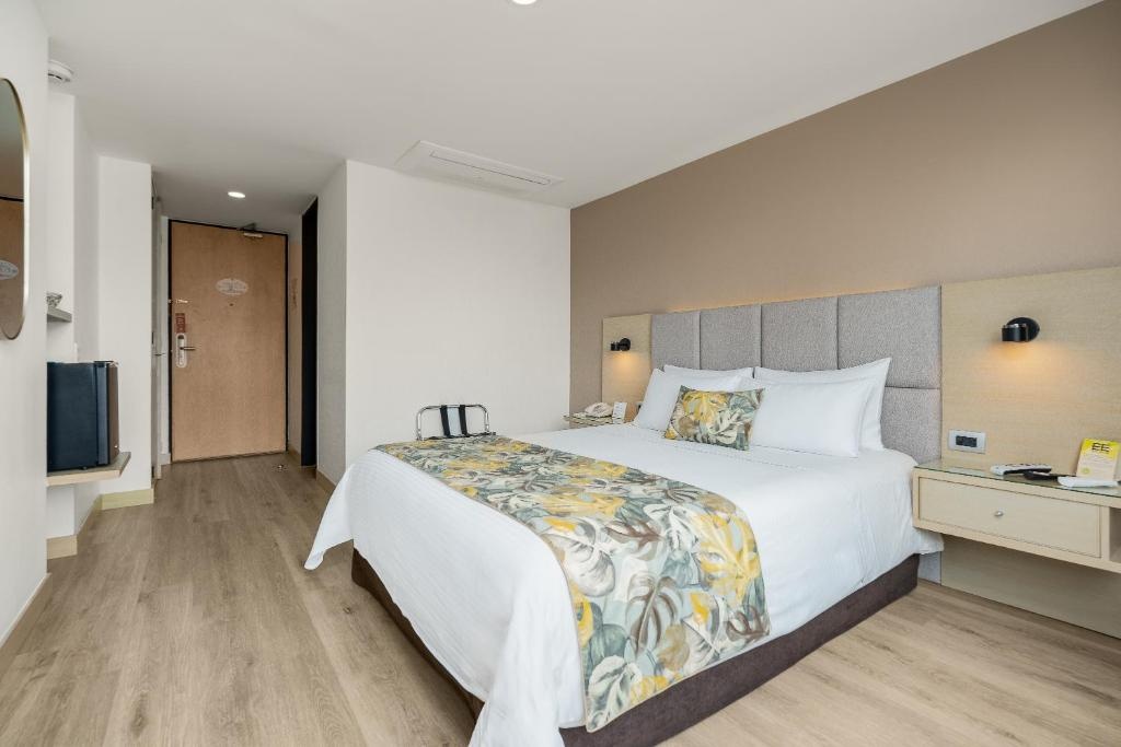 Novelty Suites Hotel  Rooms  Standard Double Room 8