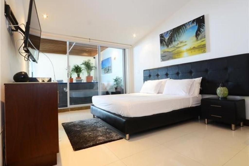 Superfly Penthouse With Jacuzzi  Rooms  Rooms Image 2 2