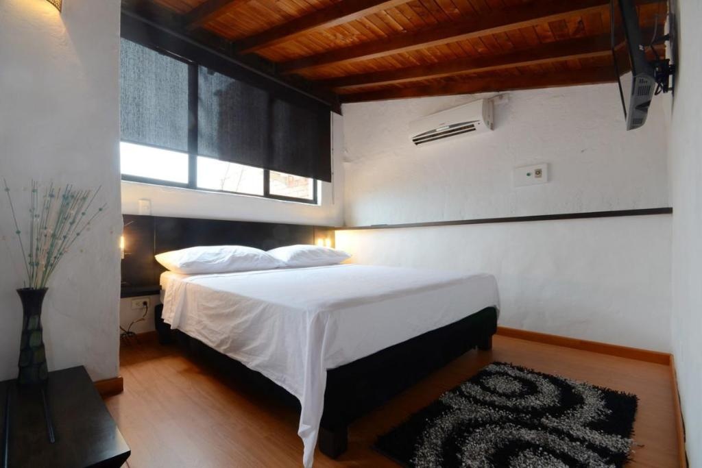 Cool Penthouse In Tourist Central  Rooms  Rooms Image 2 2