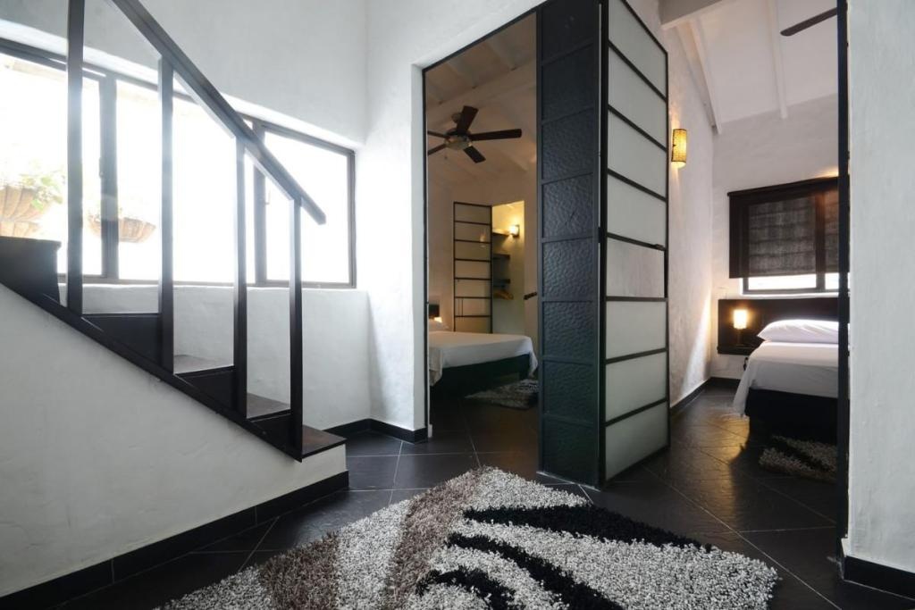 Cool Penthouse In Tourist Central  Rooms  Rooms Image 3 3