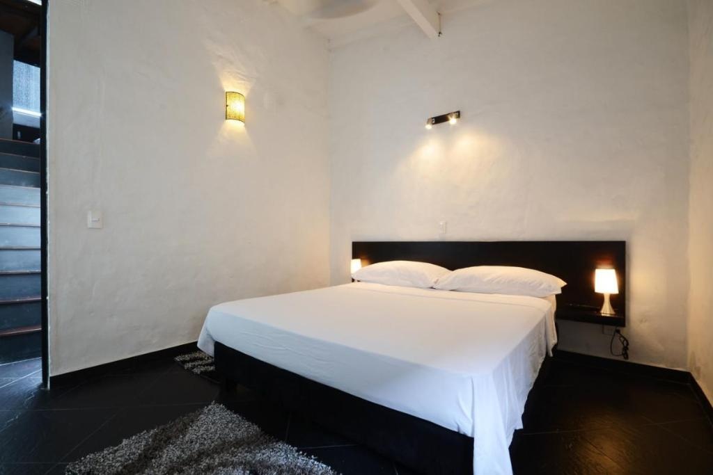 Cool Penthouse In Tourist Central  Rooms  Rooms Image 6 6