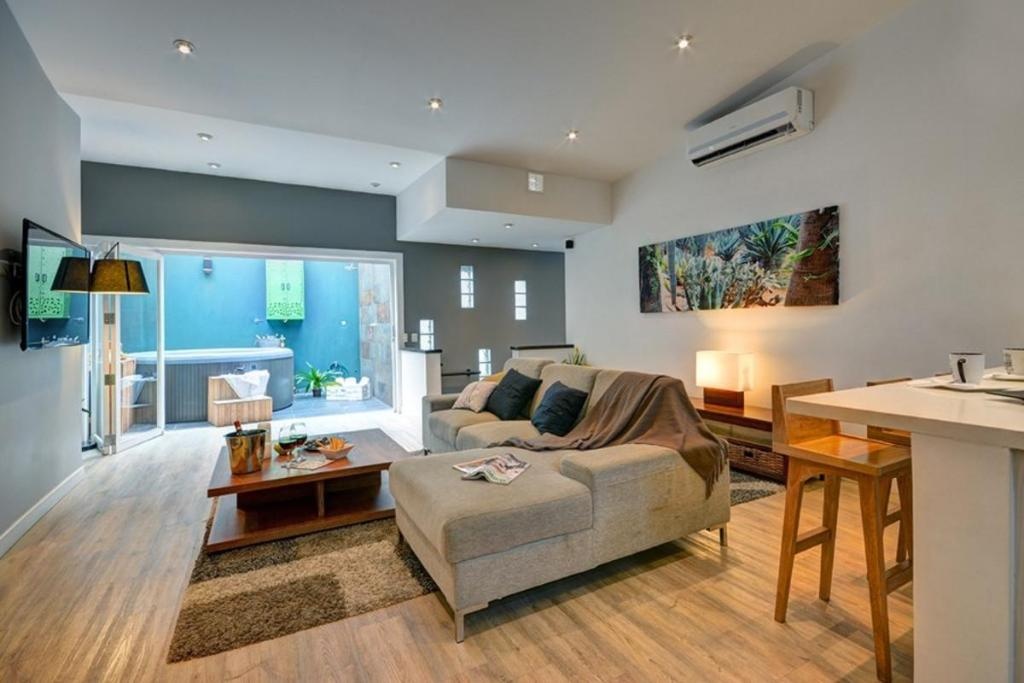 Palms Suite Oasis Del Poblado  Rooms  Rooms Image 1 1