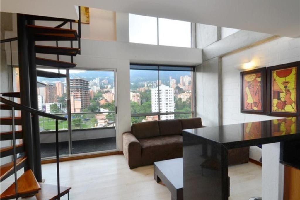Hip Duplex Unit Near Nightlife  Rooms  Rooms Image 3 3