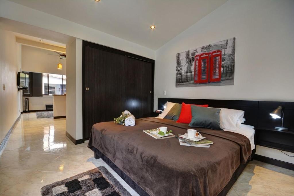 London Themed Unit Near Nightlife  Rooms  Rooms Image 1 1