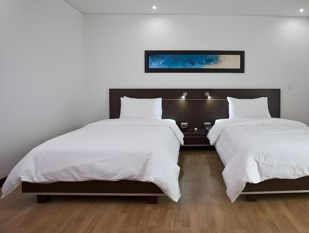 Sky Medellin Hotel  Rooms  Guestroom 1