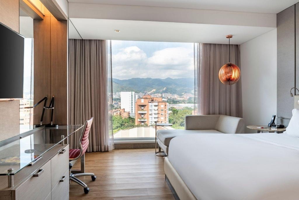 Medellin Marriott Hotel  Rooms  Concierge Level Deluxe Guest Room 1 King 9